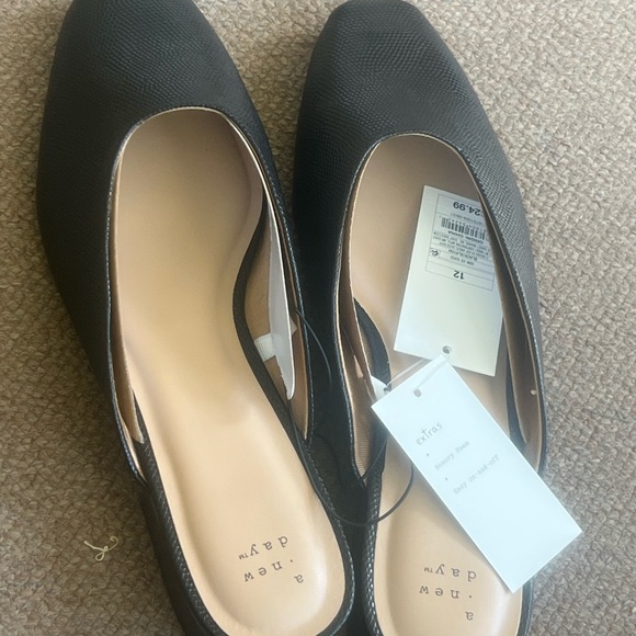 a new day Slip on me or color black size 12 new in box. - Picture 4 of 10